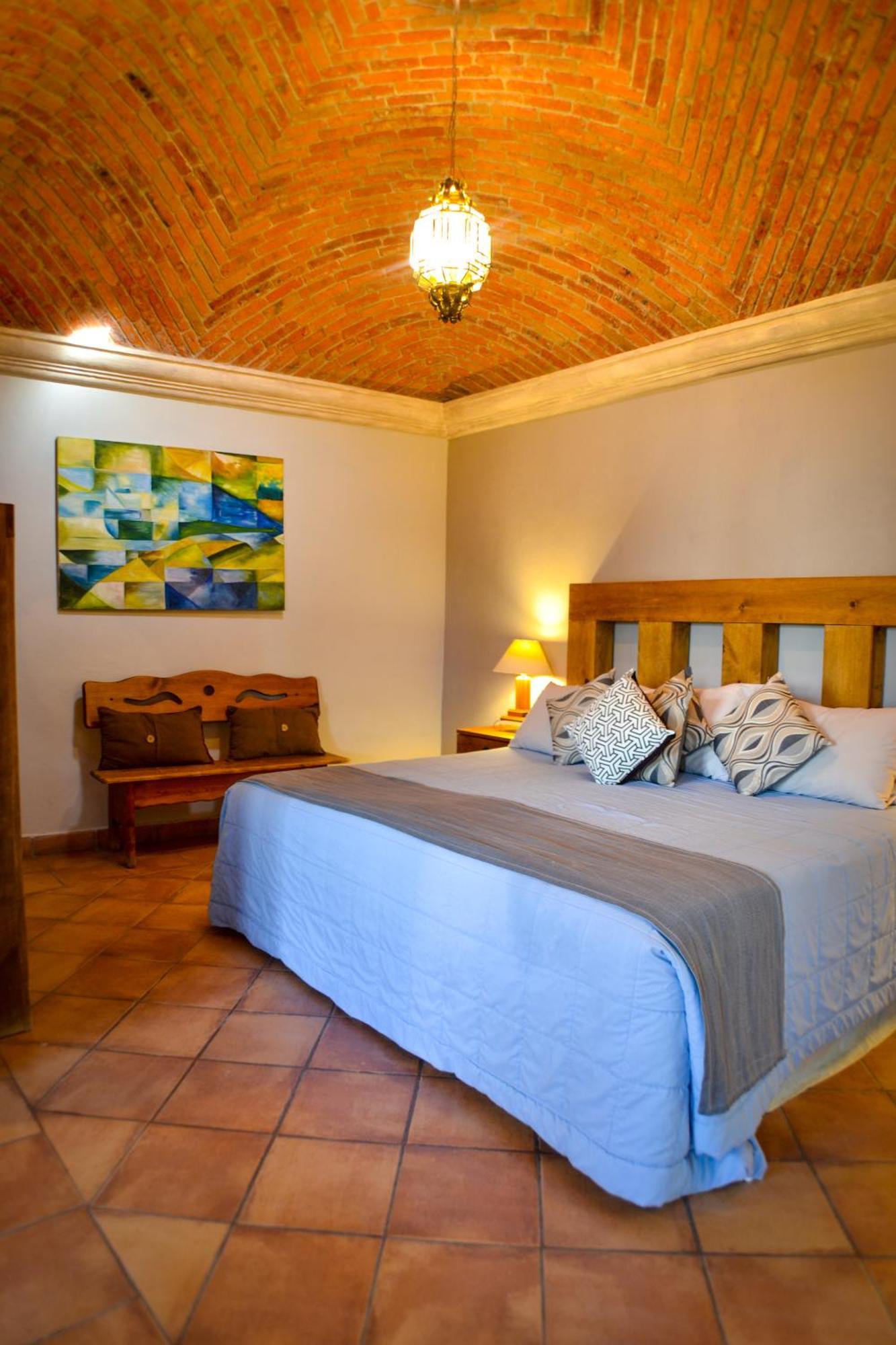 Hotel Ana Catalina And Suites Альенде Экстерьер фото