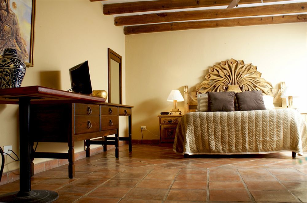 Hotel Ana Catalina And Suites Альенде Экстерьер фото